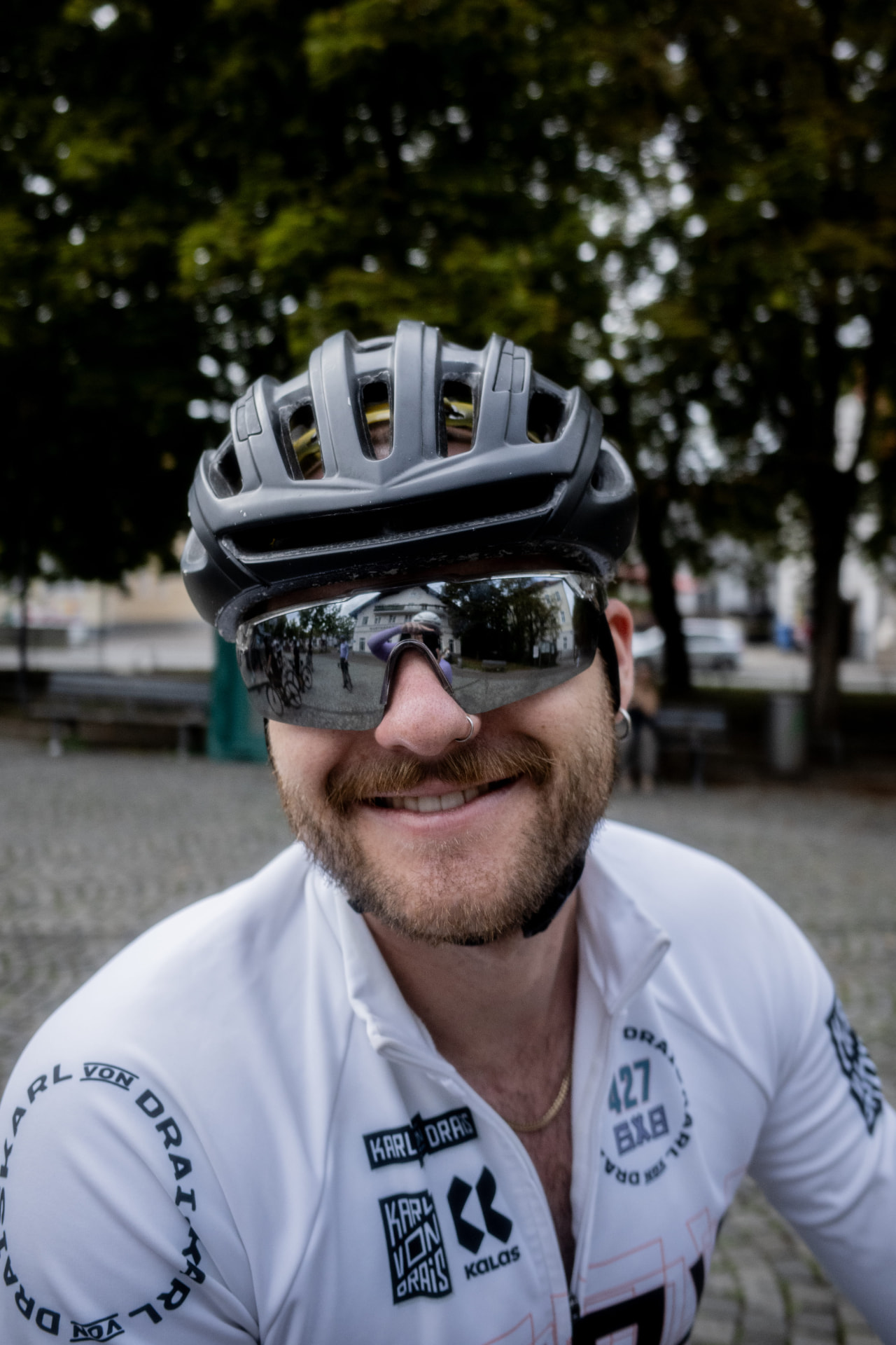 Lachender Fahrer mit Helm und Sonnenbrille